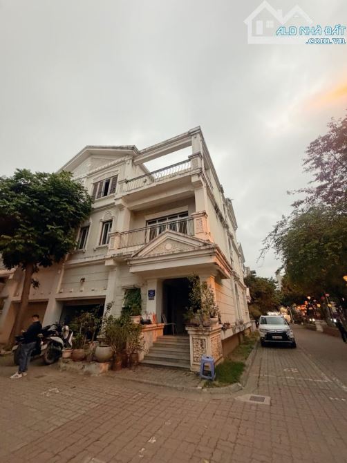 Bán gấp căn Villa Lô Góc khu Huyndai Hillstate Hà Đông. 199M 4T MT 10m 3 Thoáng, Giá 49,5