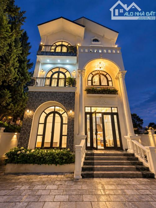 VILLA TÂN CỔ ĐIỂN 5PN 5WC FULL NỘI THẤT CAO CẤP, NHÀ MỚI ĐÃ HOÀN CÔNG. GIÁ 13.5 TỶ TL