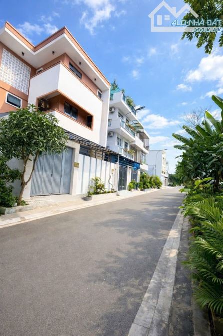 Nhà 3 tầng 8.1x12m, 5.9 tỷ, KDC Ven Sông gần ngã tư Lê Văn Lương vs Ng Bình