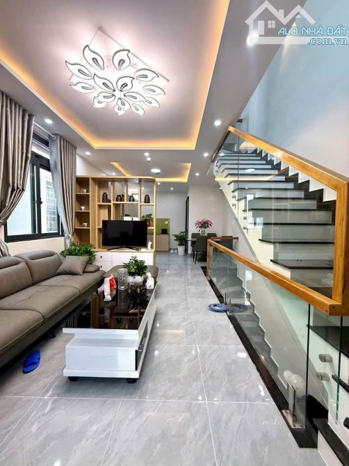🔥 4 TỶ 550 – NHÀ MỚI HOÀN THIỆN, CÓ GARA Ô TÔ NGAY CAO THẮNG – ĐÀ LẠT
