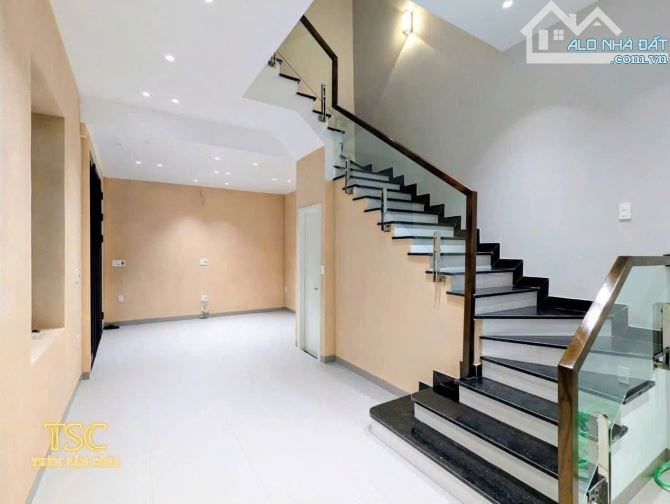 🏠 HAI BÀ TRƯNG – NHÀ 4 TẦNG, 3 MẶT THOÁNG, SÂN 100M² – Ô TÔ TRÁNH NHAU – 6,9 TỶ