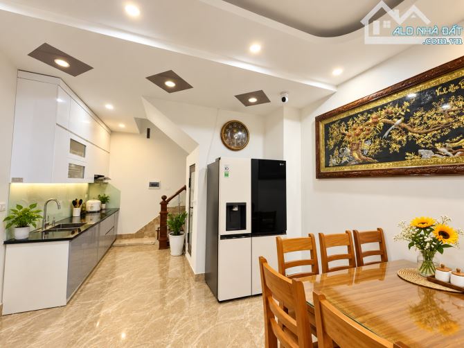 Bán nhà Nhật Tảo 35m2, 6 tầng, lô góc, ô tô đỗ cửa, giá nhỉnh 7 tỷ