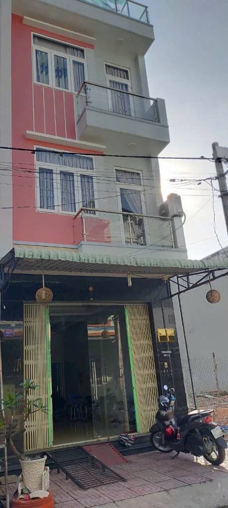 Bán nhà gần chợ Thuận Đạo, thị trấn Bến Lức dt 90m2 , 2 lầu , 7pn, 9wc đã hoàn công giá 4,8 tỷ