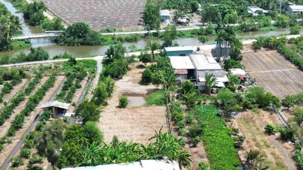 Bán đất view kênh đường beton tải 8 tấn xã Bình Đức tdt 1668m2 ( 200m2 thổ) giá 2,85 tỷ