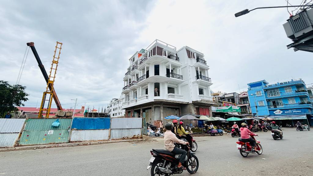 BÁN NHÀ TRỰC DIỆN CHỢ CÁI VỒN, VĨNH LONG, LÔ GÓC 13.57M MẶT TIỀN, GIÁ 8.8 TỶ