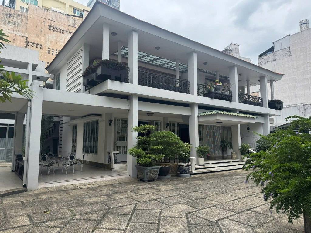 BÁN BIỆT THỰ SÂN VƯỜN MẶT TIỀN TRẦN HUY LIỆU, PHÚ NHUẬN, DT 972,4M2 NGANG 28x50M GIÁ TỐT