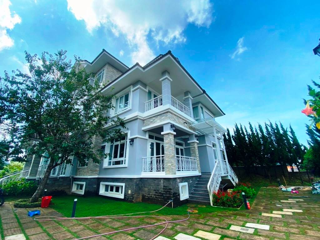 Bán biệt thự BT129 Hoàng Hoa Thám, Đà Lạt, DT 1414m2 có 11 phòng ngủ, giá bán 65 tỷ