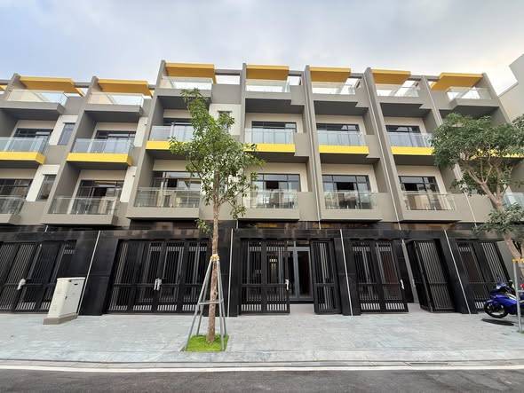Bán nhà phố Uyên Hưng Tân Uyên, dt 64m2 3 tầng sân thượng giá 3.2 tỷ