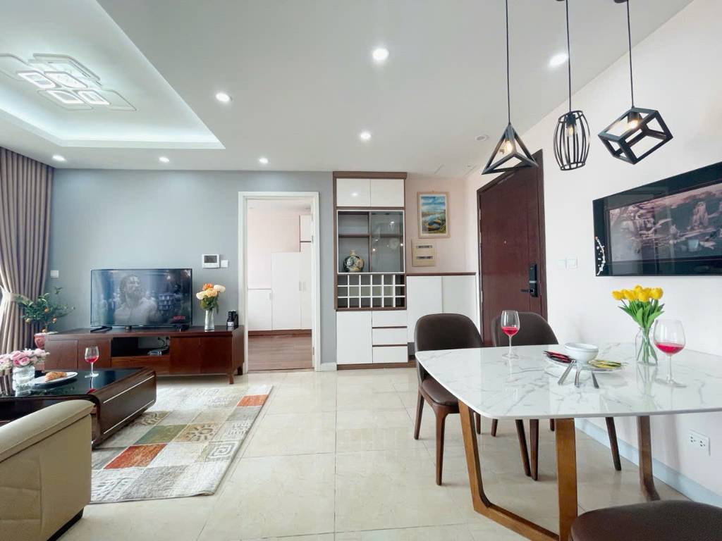 Bán gấp căn hộ Vinhomes D'Capitale, 2PN 72m2 tầng trung tòa C6, full đồ, giá 8 tỷ TL