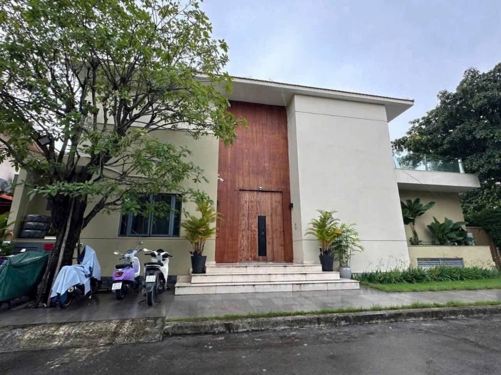 Bán căn VILLA Khu biệt thự Phú Gia, Quận 7, hầm 2 tầng view công viên thoáng, giá tốt