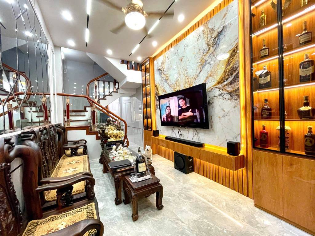 Bán nhà Nguyên Hồng, Ba Đình, DT 43m2, 4 tầng, 2 mặt thoáng, giá 16 tỷ