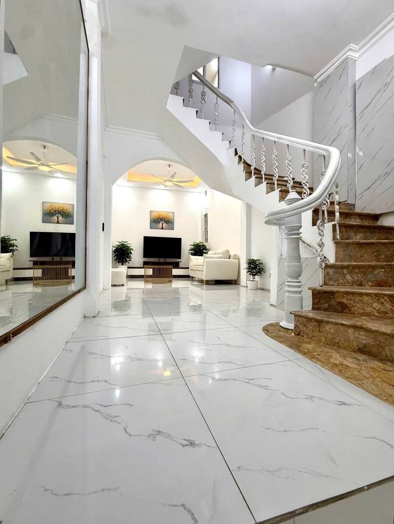 Bán nhà Lạc Long Quân Tây Hồ, 33m² 4 tầng, 5PN, full nội thất, ở ngày 7.85 tỷ