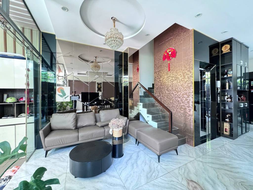 Bán nhà Quốc lộ 13 Thủ Đức, dt 72m² 4 tầng, 5PN, thang máy, full nt, giá 12.8 tỷ