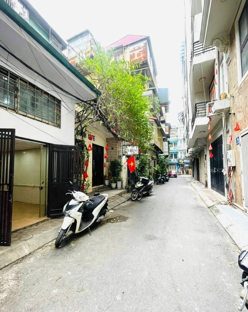 Bán căn hộ tập thể Nguyên Hồng Đống Đa, 85m² sử dụng, 2PN, ô tô đỗ cửa, giá 6.15 tỷ