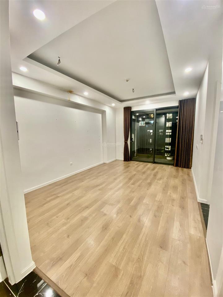 Nhà tôi cần bán căn hộ 2 ngủ tầng 20 diện tích 81,3m2, giá 7.7 tỷ