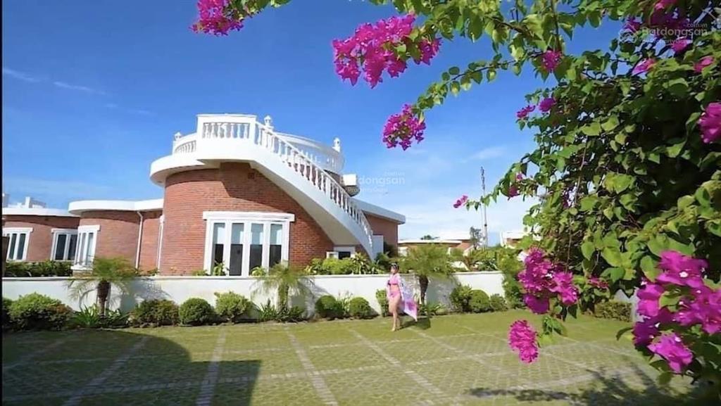 Một căn villa 3 phòng ngủ, full nội thất xịn xò. 632m2, đã có sổ cá nhân, giá 18.5 tỷ. mua ngay
