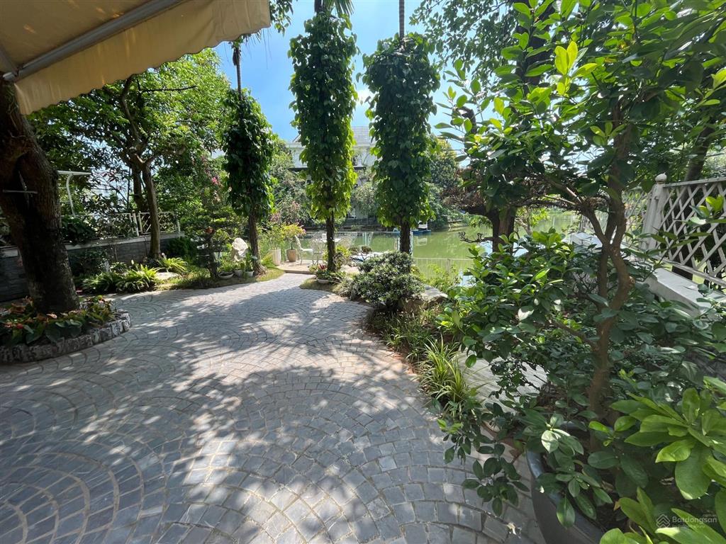 Bán gấp bt hoa sữa 03 12 hướng đn 200,2m2 đất, xây dựng 426,8m2 view thoáng đẹp hồ rộng giá 59 tỷ