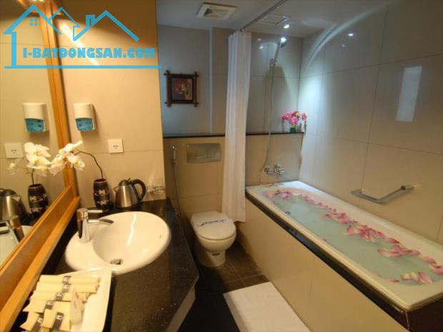 Bán khách sạn nhà hàng chuẩn quốc tế. DT 375 m2 x10T. D/ thu gần 2 tỷ/th. Giá 281 tỷ.