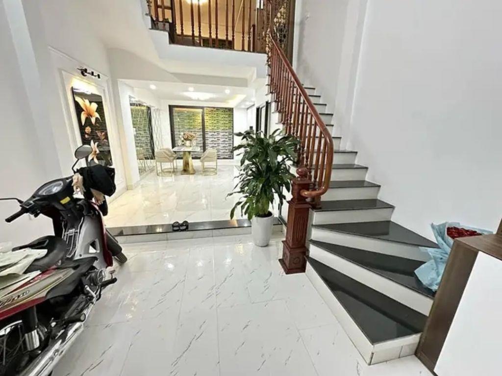 Siêu phẩm nhà La Phù 38M 5 Tầng, gác lửng, 5P ngủ, ô tô đỗ gần giá 5.3 tỷ