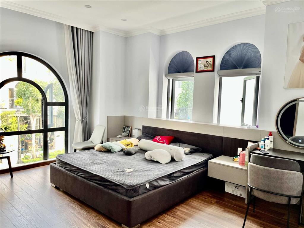 Song lập ngọc trai 180m², thang máy, view hồ, siêu đẹp giá 20,5 tỷ