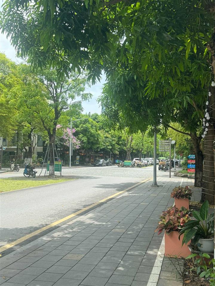 Chính chủ bán gấp shophouse 180m2 khu marina ecopark. hải 0704 725 ***
