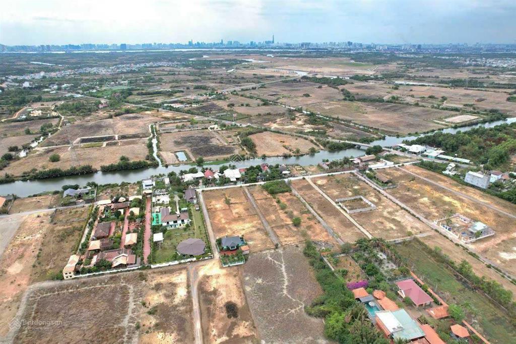 Chủ kẹt tiền trả nh cần bán 1800m2 đất biệt thự mặt sông, đường ôtô 5m, cách q2 6km, giá 4.5tr/m2