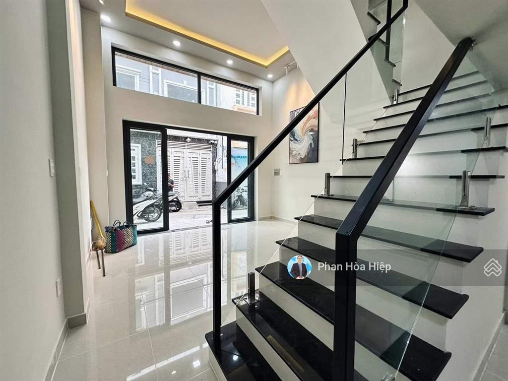 Bán gấp nhà hẻm 5m đường lò gốm, 55m2, 3pn 4wc, gần trường học chủ xây kiên cố để ở.