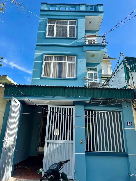 Gần đường sông
