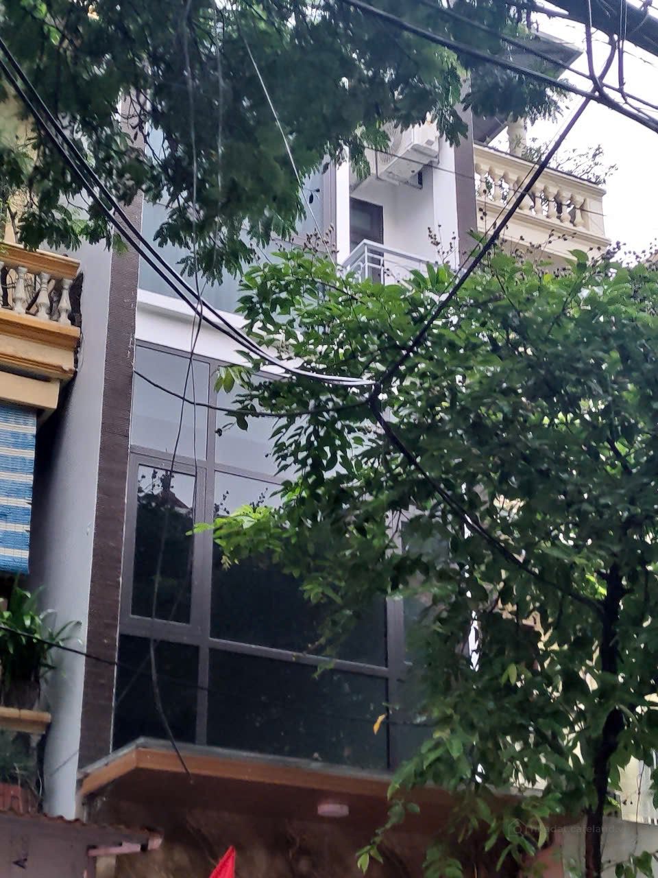 Cho thuê nhà nguyên căn 6 tầng, thang máy, Mặt phố Hoa Bằng