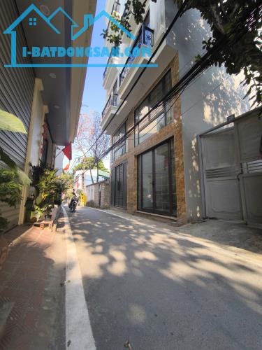 Nhà đẹp Đông La, An Khánh, ô tô qua nhà, có nội thất, gần Công Viên Đông La