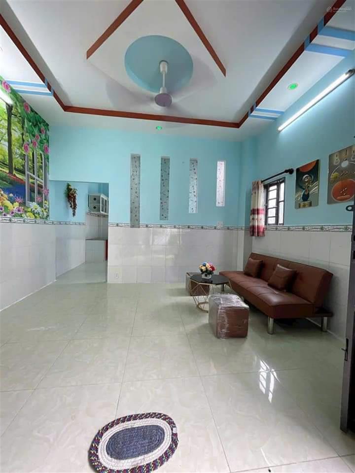 Nhà lầu mới tinh, 4 phòng ngủ, sổ hồng riêng, cách đường nhựa 50m, giá 1,85 tỷ còn 1,65 tỷ