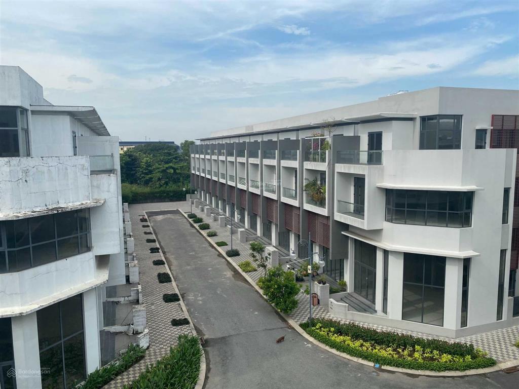 Nhà phố 3 tầng khu compound phố đông village. dt 5x20m. đã có sổ, chỉ 10.5 tỷ 0902 746 ***