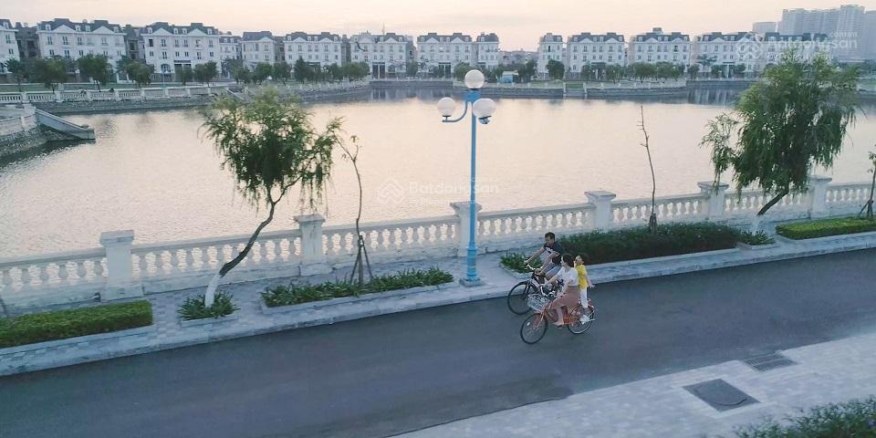 Hot! cần bán căn biệt thự đường lớn, nhìn ra hồ và công viên, diện tích sử dụng 750m2, giá đầu tư