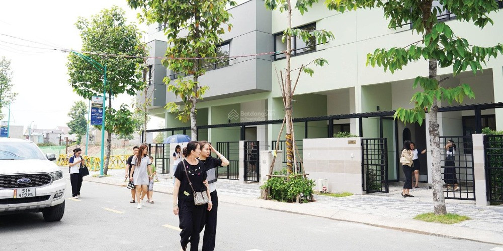 CC cho thuê nguyên căn 3 tầng, khu compound, 3PN, 3WC, tại Khu dân cư J-Home, HC