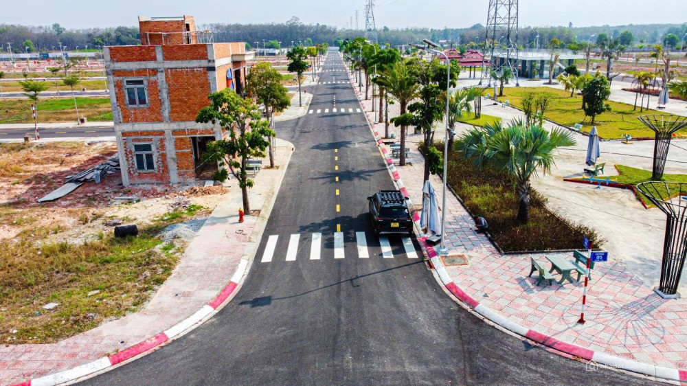 Chính chủ bán đất ở gần KCN VSIP, mặt tiền ĐT 741, giá chỉ 900 triệu/nền. Sổ sẵn