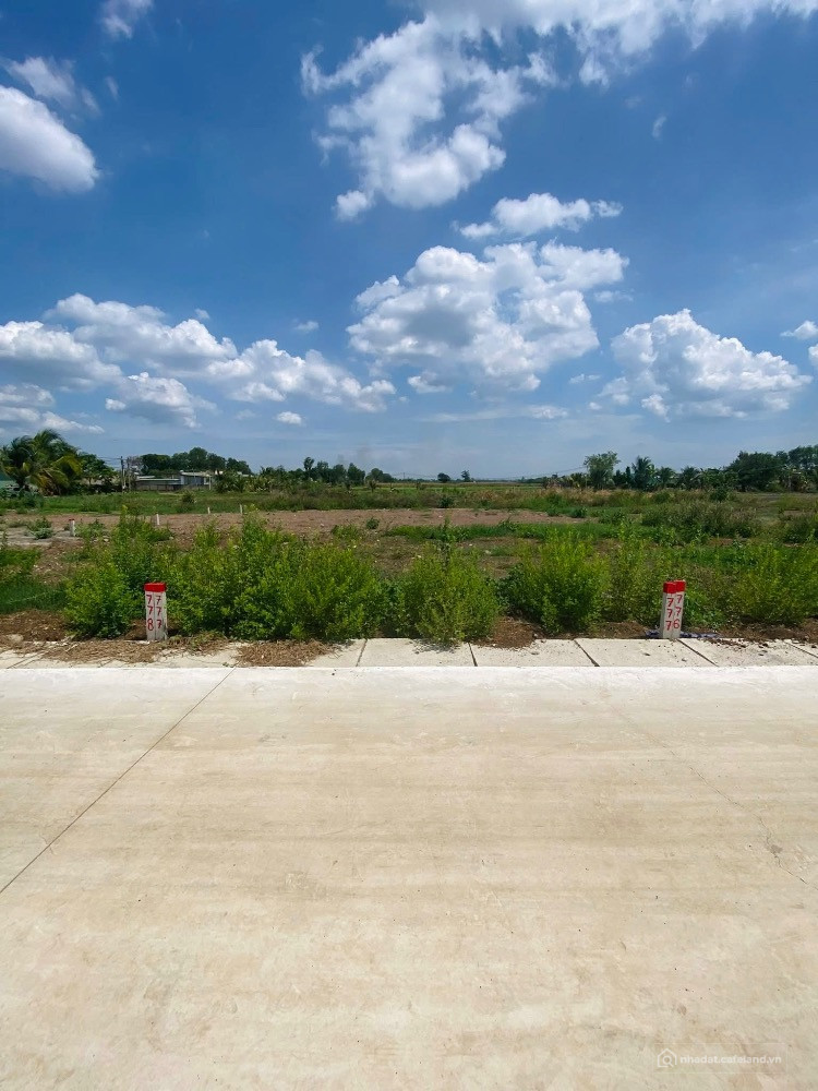 Bán nhanh 1 lô đất diện tích 2400m2 giá 140tr nằm trên mặt tiền đường bê thông t