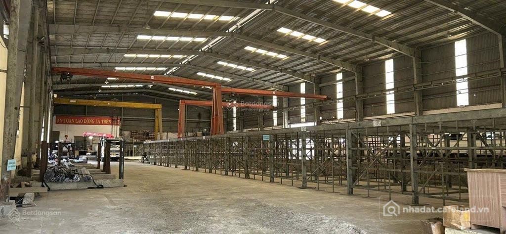 Bán kho, nhà xưởng: Không người trong coi cần bán nhà xưởng 8300m2 kcn tân tạo.