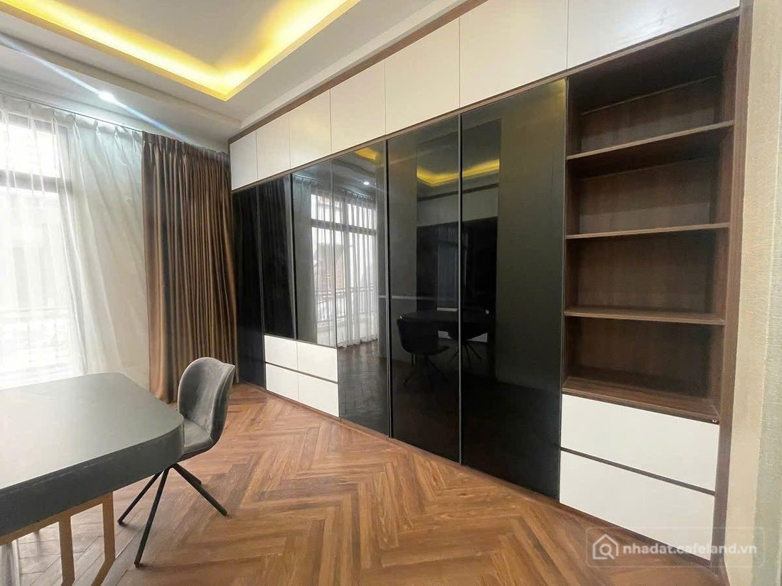 Bán nhà hàng - Khách sạn: Bán nhà Nguyễn Văn Cừ Long Biên, 135m2, gara ô tô, nhà