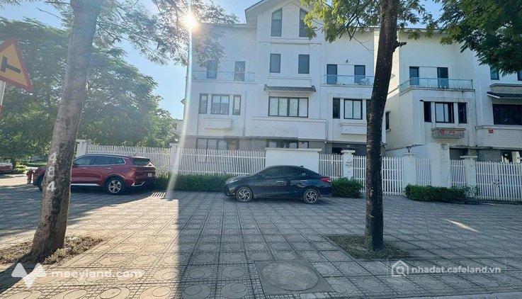 Cho thuê văn phòng: 11 triệu/ tháng sàn 100m2, có thang máy lối đi riêng, khu C
