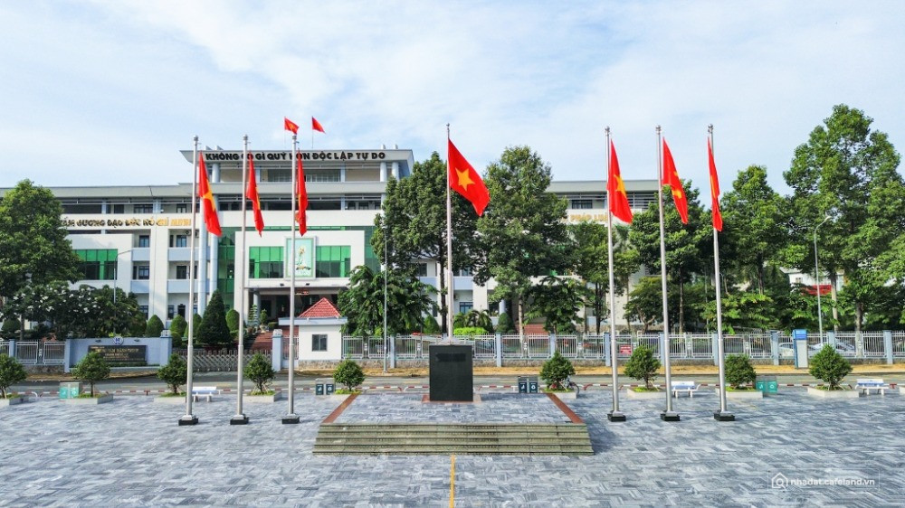 đất vàng mặt tiền quảng trường – diện tích 400m², chủ cần bán gấp đi nước ngoài