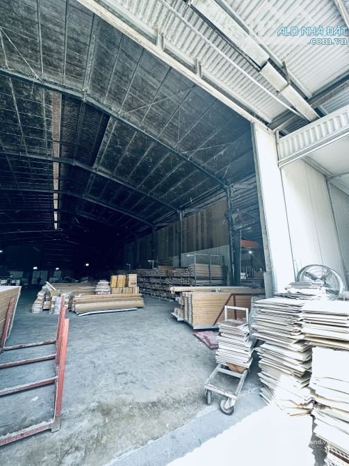 Cho thuê mặt bằng: Cho thuê mặt bằng: Cho thuê đất: Cho thuê kho 2000m2( có ngăn