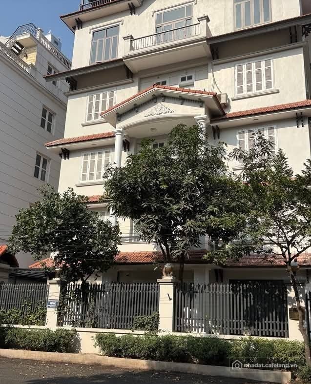 Cho thuê nhà riêng: Cho thuê nhà Biệt thự VƯỜN ĐÀO Lạc Long Quân, Tây Hồ. 50 tri