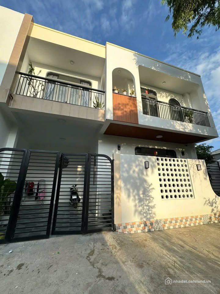 Nhà riêng: Cho thuê nhà mới đẹp, 3 phòng ngủ, gần trường học, chợ, giá hấp dẫn t