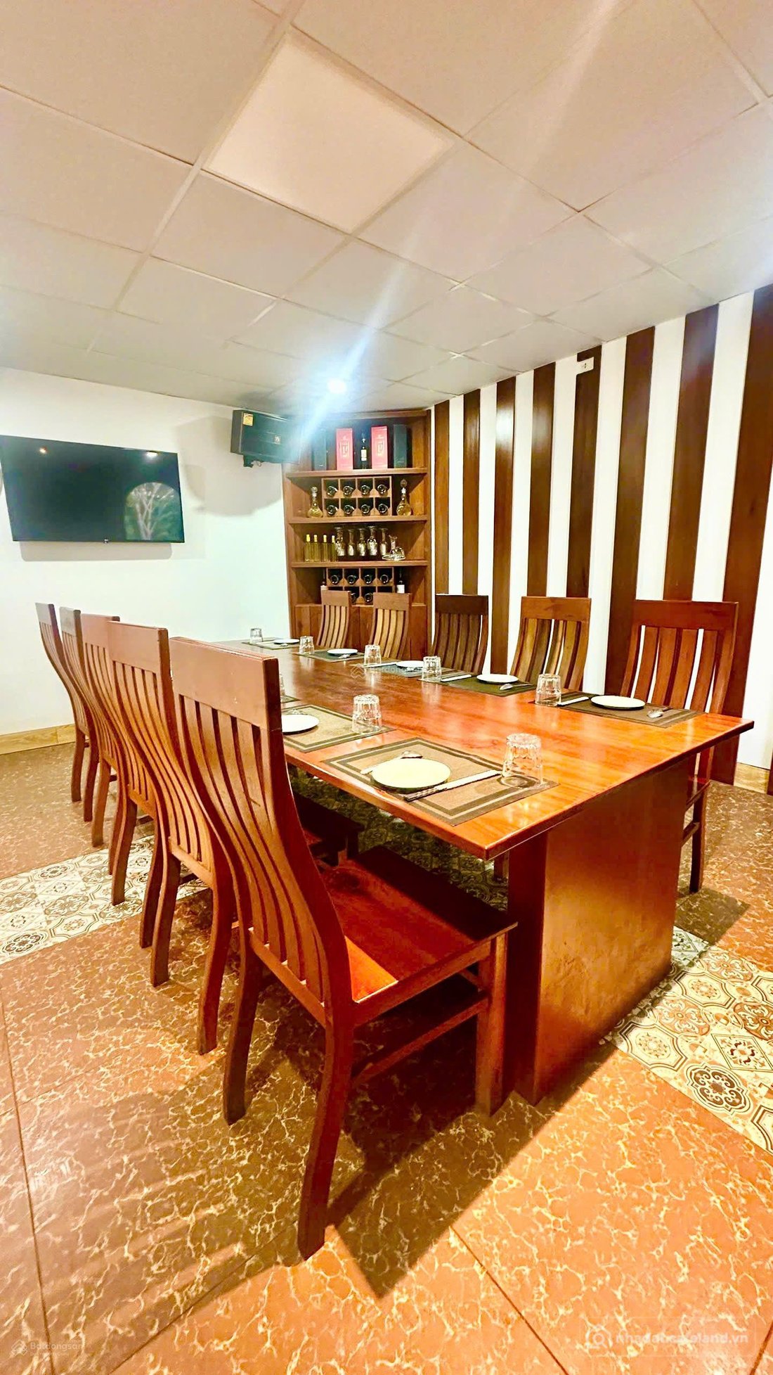Mặt bằng: Sang nhượng cho thuê nhà hàng đang hoạt động quy mô lớn vào là kinh do