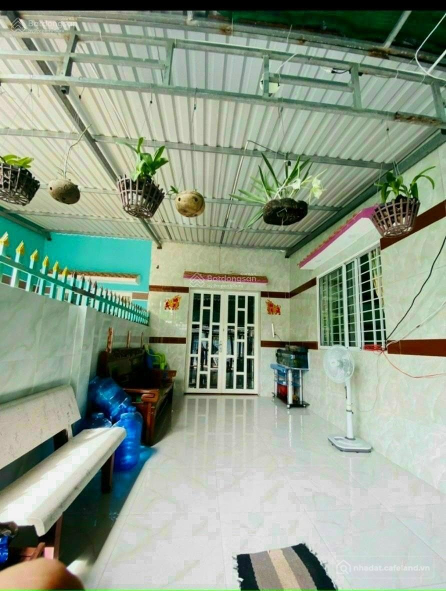 Nhà riêng: Chính chủ cho thuê nhà nguyên căn, điện nước đầy đủ, nội thất cơ bản.
