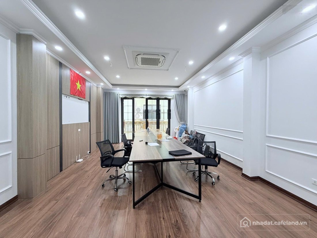 Nhà riêng: Tôi cho thuê nhà mặt phố Lạc Long Quân, 85m2 * 6, 5 tầng, giá 40 tr/t