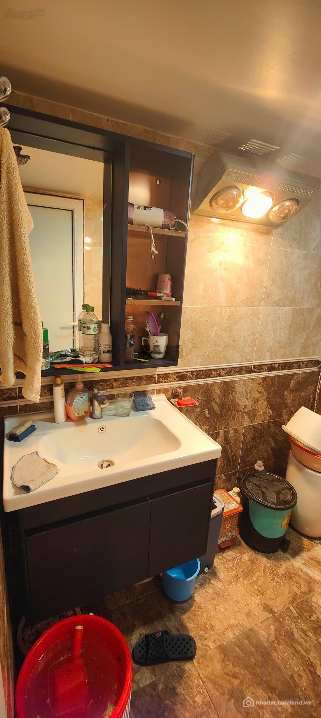 Nhà riêng: Cho thuê nhà số 80 ngõ 193 Trung Kính. DT: 90m2 x 5,5T. MT: 5,2m. Đườ