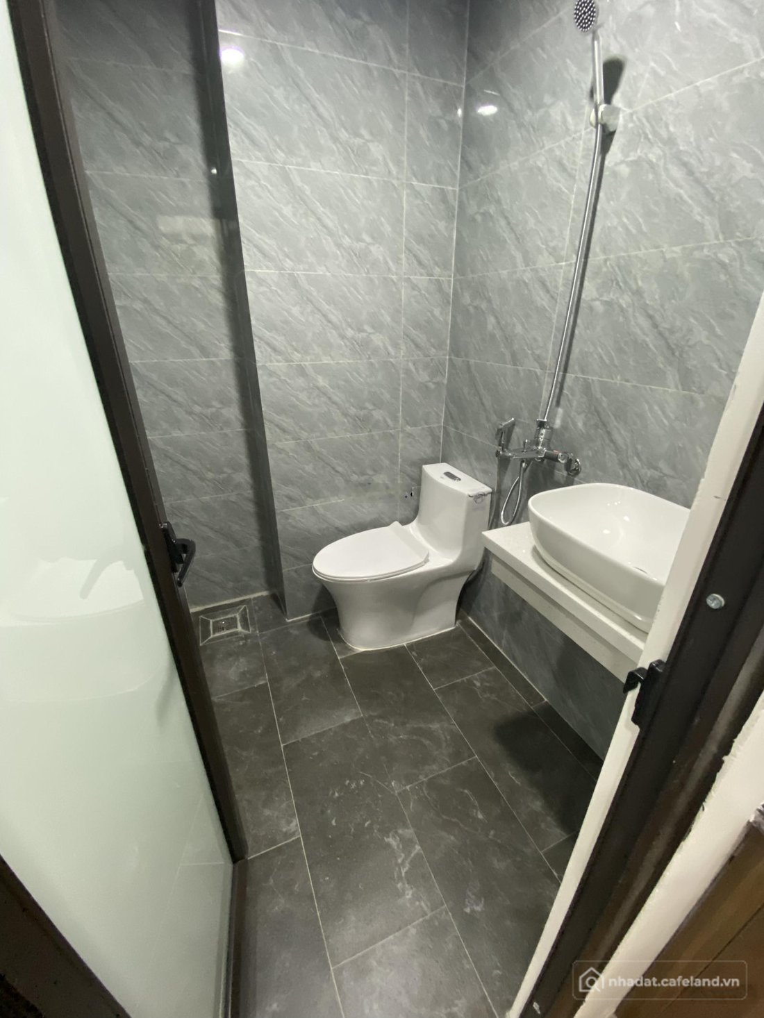 Phòng trọ: Phòng mới cứng ở cuối đường Hồ Tùng Mậu, đã đầy đủ nội thất, ở được 2