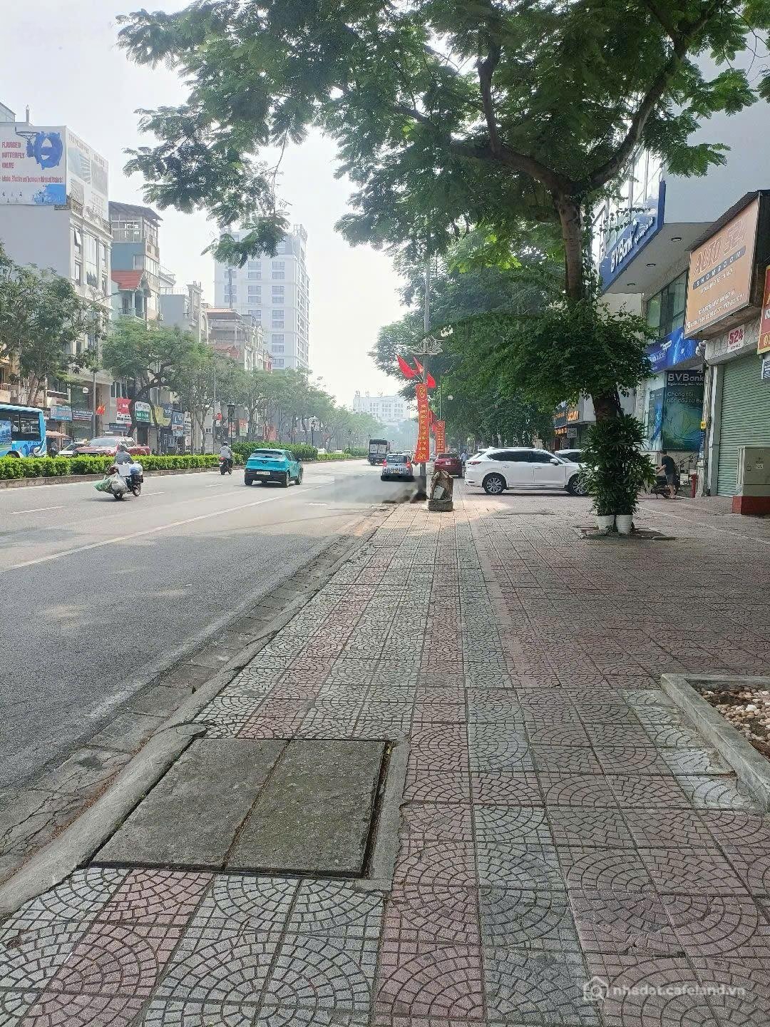 Nhà riêng: Cho Thuê Nhà Mặt Phố Nguyễn Văn Cừ Vỉa Hè Rộng, Gần Ngã Tư, 130m², Mặ