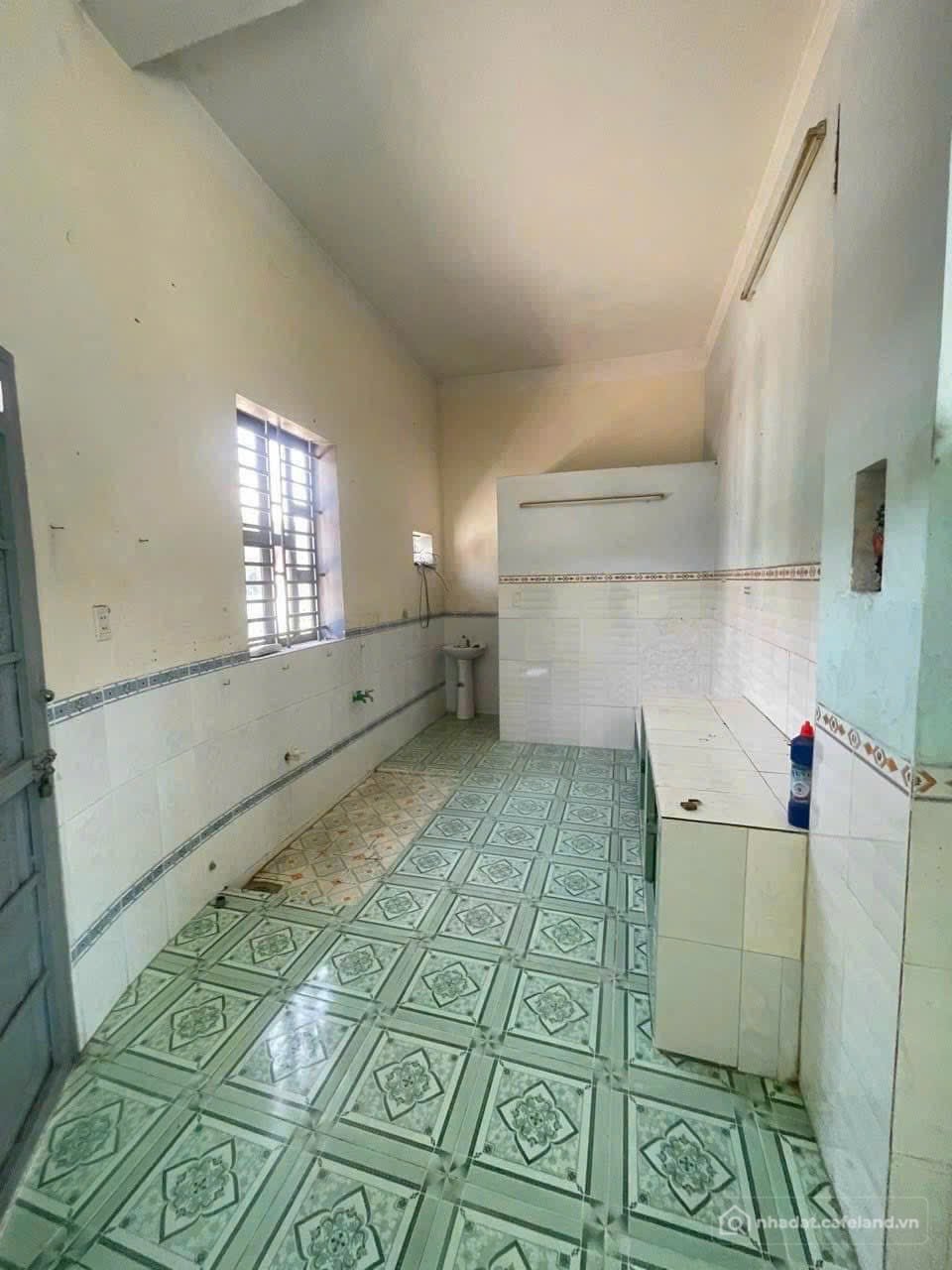Mặt bằng: Cho thuê mặt bằng 3 mặt tiền siêu đẹp, nằm ngay góc ngã tư đường Bùi T